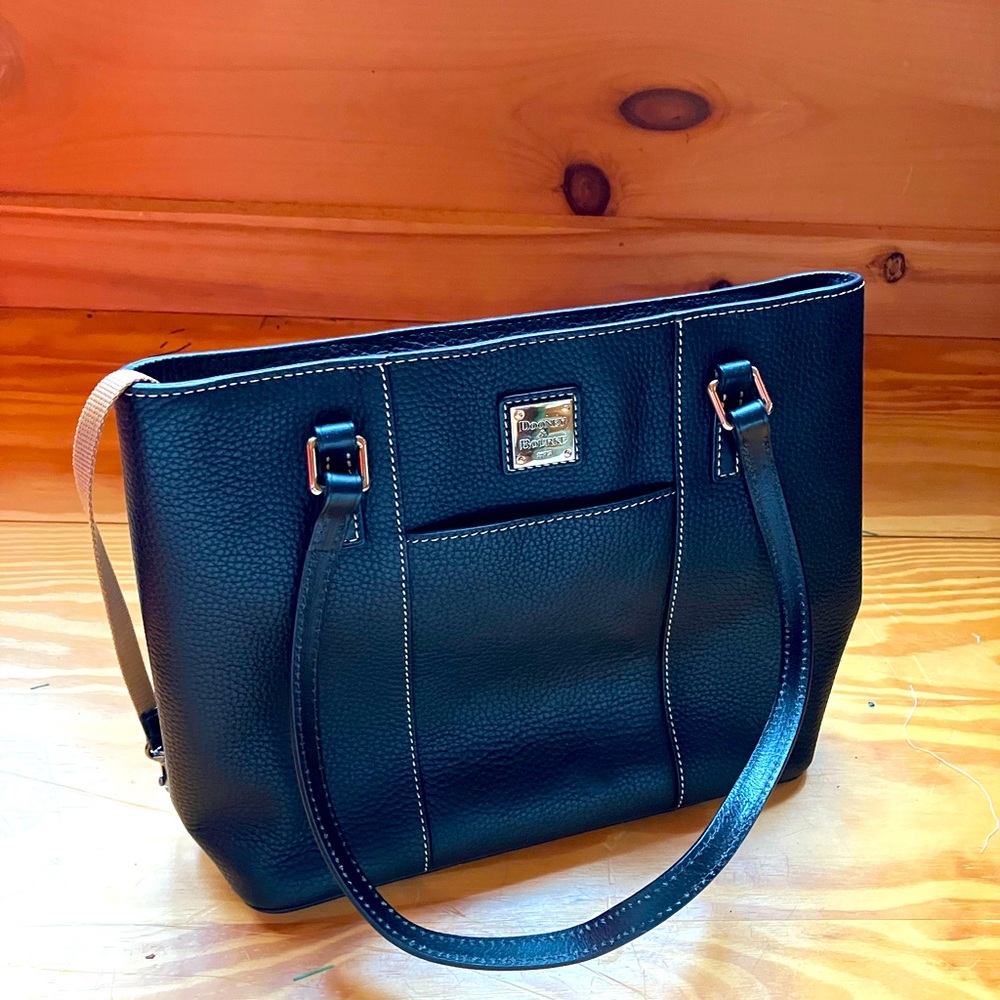 Dooney & Bourke like new black leather bag.